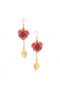 Boucles d'oreilles pétales de rose roses. Style de feuille