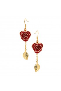 Boucles d'oreilles pétales de rose rouges. Style de feuille