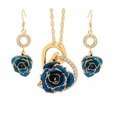 Rose trempée d'or avec ensemble de bijoux bleus. Style coeur