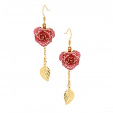 Boucles d'oreilles pétales de rose roses. Style de feuille