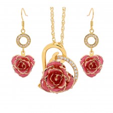 Rose trempée d'or avec ensemble de bijoux roses. Style coeur