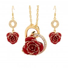 Rose trempée d'or avec ensemble de bijoux rouges. Style coeur