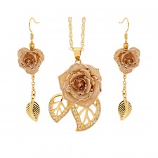 Rose trempée d'or avec ensemble de bijoux blancs. Style feuille