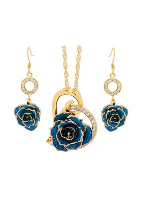 Rose trempée d'or avec ensemble de bijoux bleus. Style coeur
