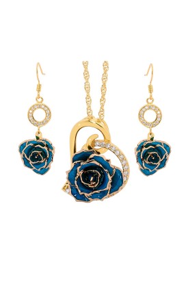 Rose trempée d'or avec ensemble de bijoux bleus. Style coeur