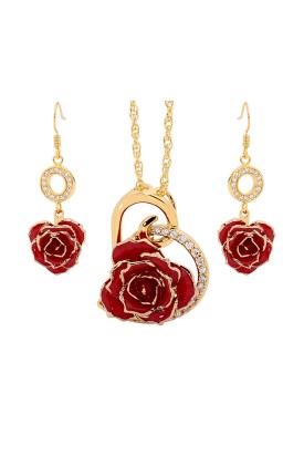Rose trempée d'or avec ensemble de bijoux rouges. Style coeur