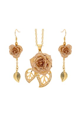Rose trempée d'or avec ensemble de bijoux blancs. Style feuille